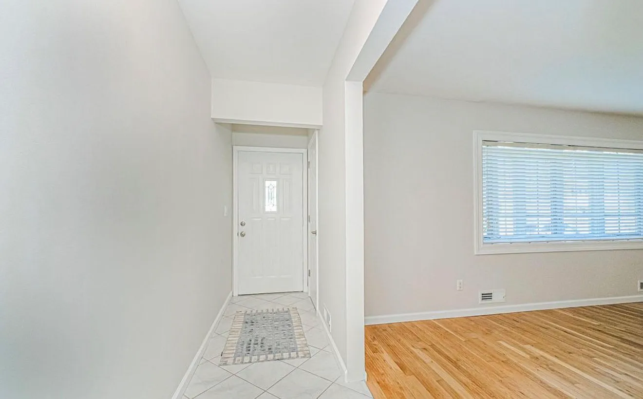 3 bed, 1.5 bath, 1800 sqft, $3,500 — Photo 2