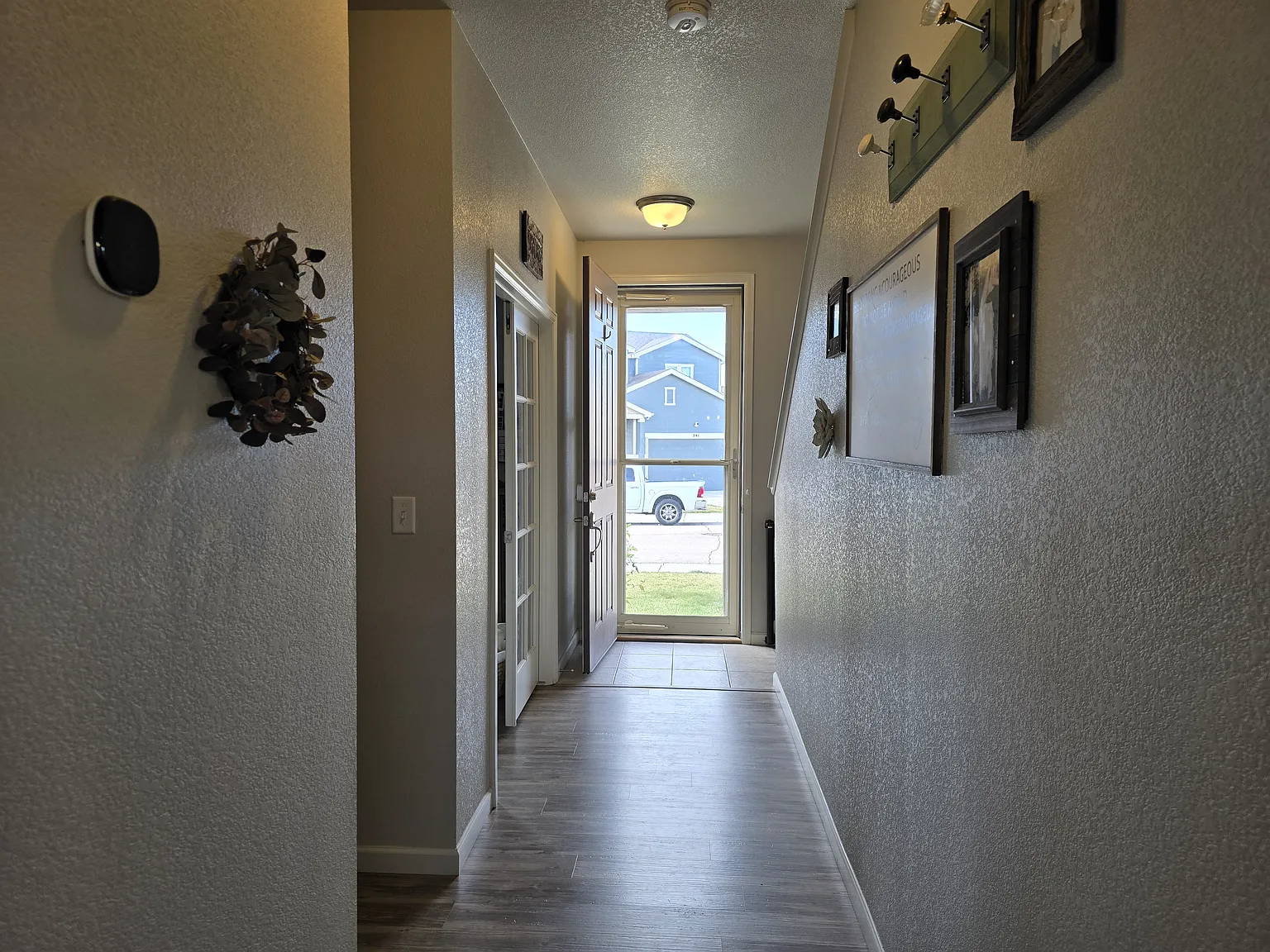 4 bed, 2.5 bath, 1900 sqft, $2,990 — Photo 3