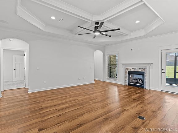 4th image of 325 Lakes Dr