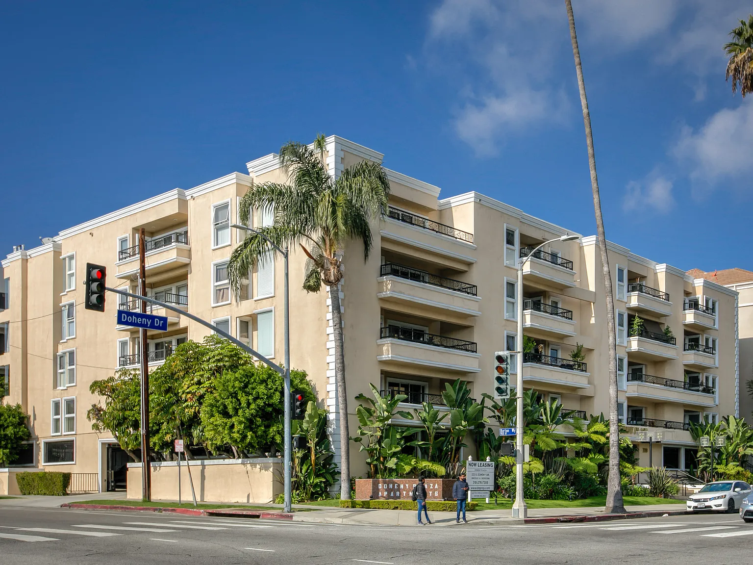 Doheny Plaza — Photo 2