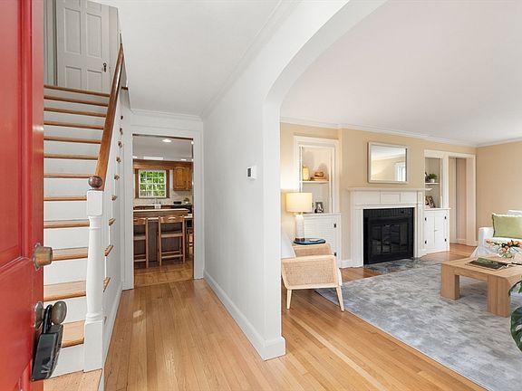 5th image of 19 Colonial Dr
