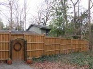 102 Country Rd, Chapel Hill, NC 27514