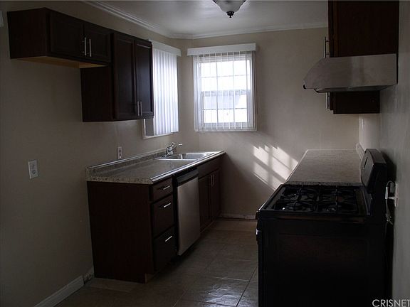 3rd image of 713 S Glenoaks Blvd