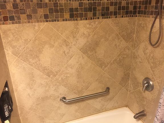 Guest bathroom tub/shower