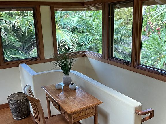 Upstairs bedroom - like being in a treehouse
