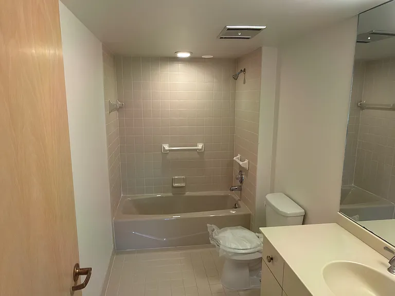 Chelsea Condos — Photo 34