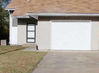 900 SW Kent Pl, Topeka, KS 66606