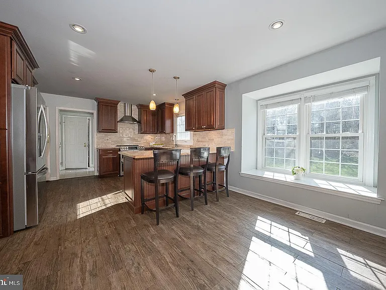 1099 Armstrong Ct — Photo 10