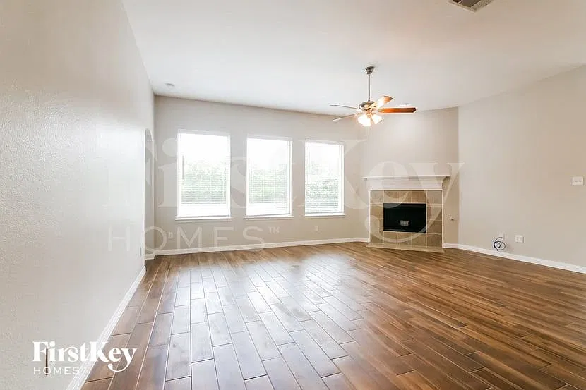 4 bed, 2.0 bath, 2202 sqft, $2,940 — Photo 2