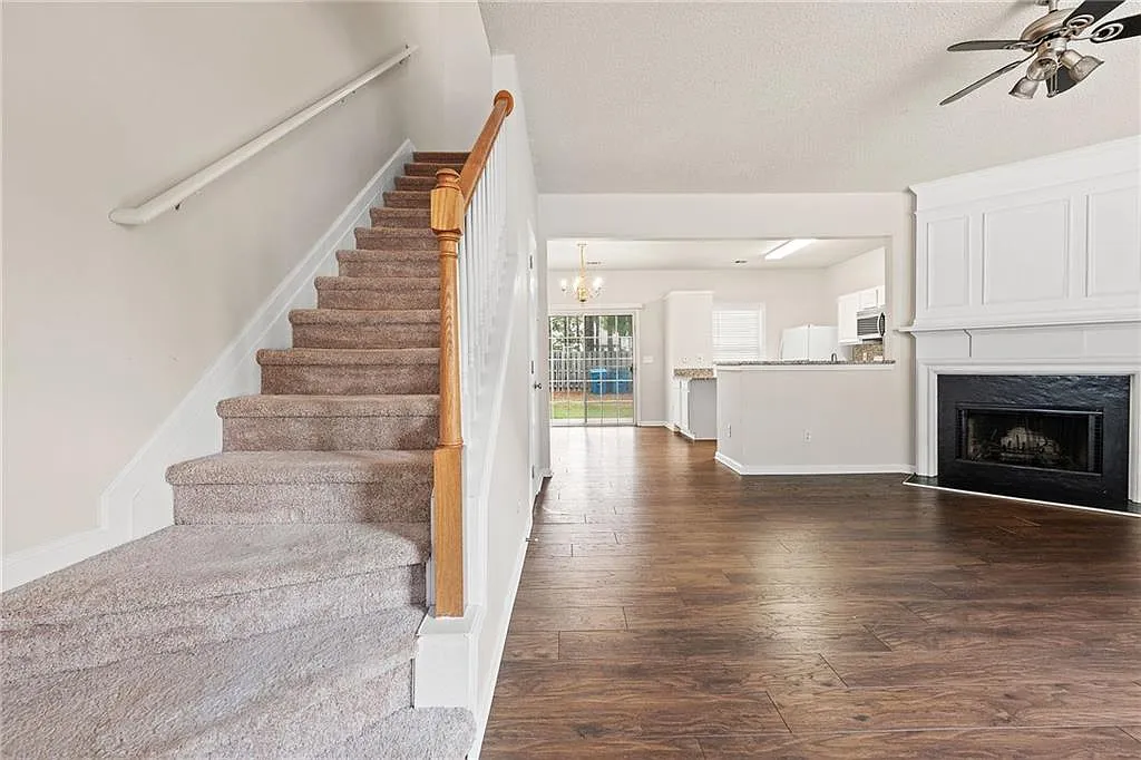 2 bed, 2.5 bath, 1428 sqft, $1,900 — Photo 2