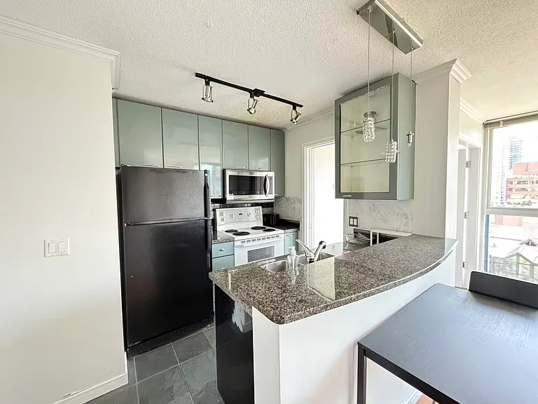 1068 Hornby St — Photo 10