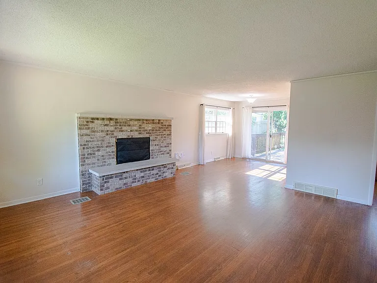 608 22nd St NE — Photo 2