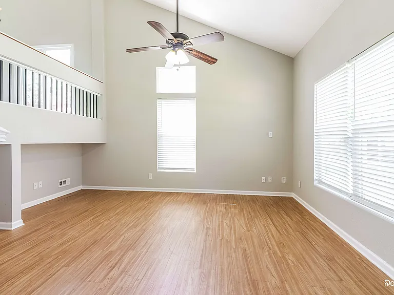 611 Willow Brook Dr — Photo 3