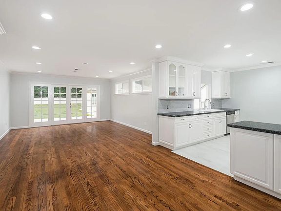 Open Kitchen / Living to backyard