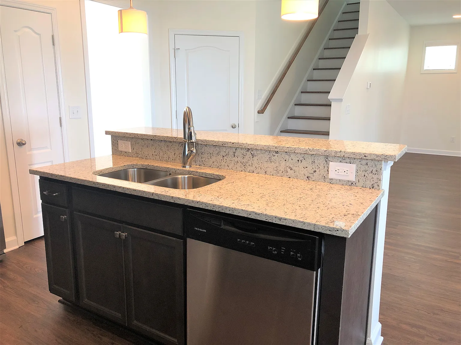 4 bed, 3.5 bath, 2400 sqft, $2,560 — Photo 3