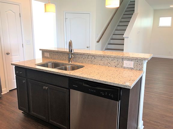 3rd image of 528 Lateleaf Dr