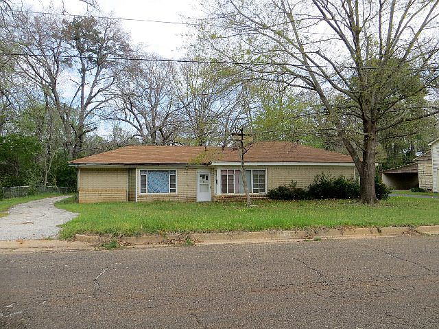 1st image of 1009 E Brazos St