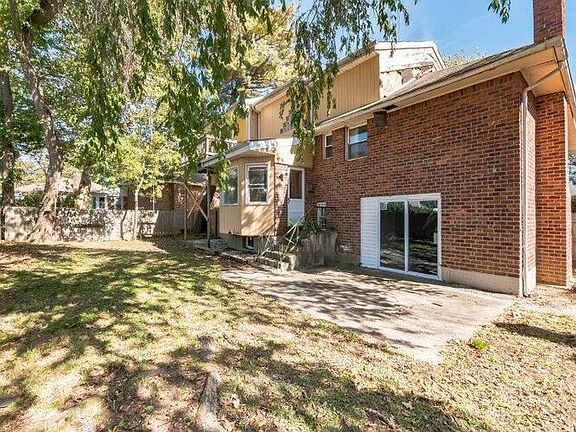 3rd image of 847 Sharon Ln