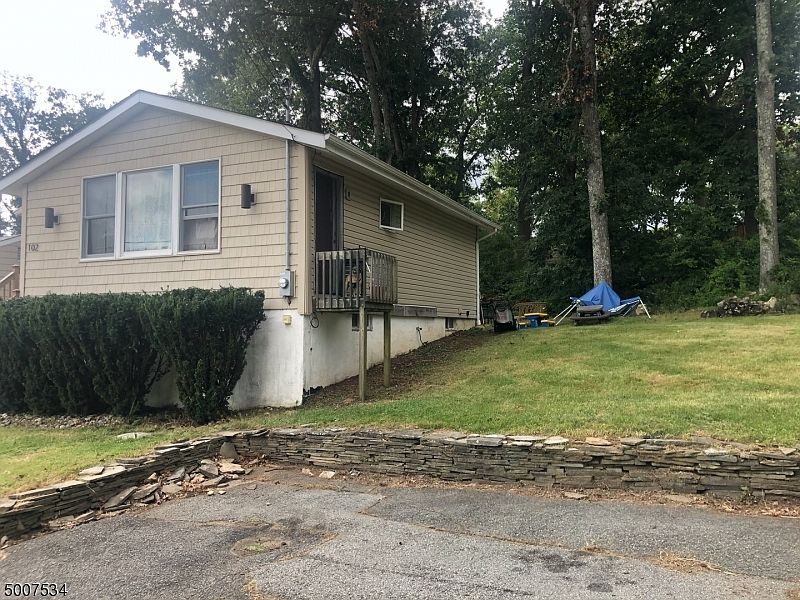 2nd image of 102 Squire Rd