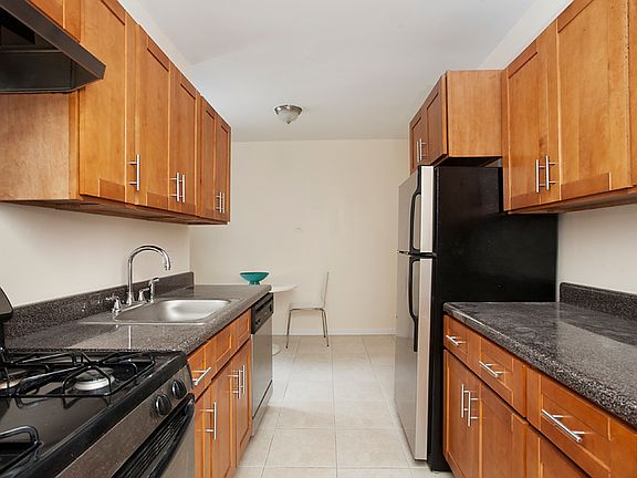 5th image of 385 E 18th St APT 2H