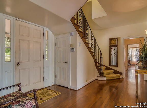 3rd image of 130 Skyview Dr W