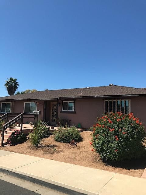 Steps & Lg Sitting Area @ Entry