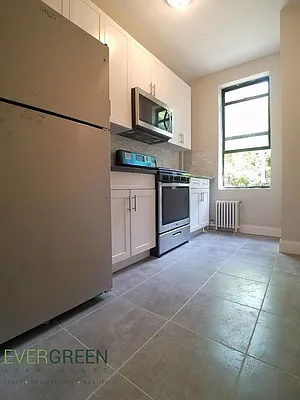 Rented by Evergreen Apartments BK | media 2