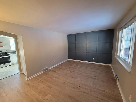 5th image of 637 Danbury St