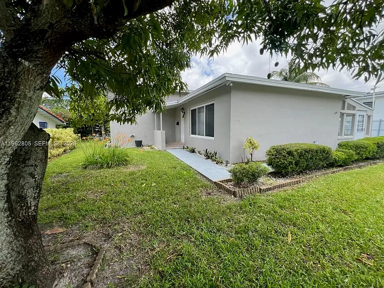 1260 NE 200th Ter — Photo 2