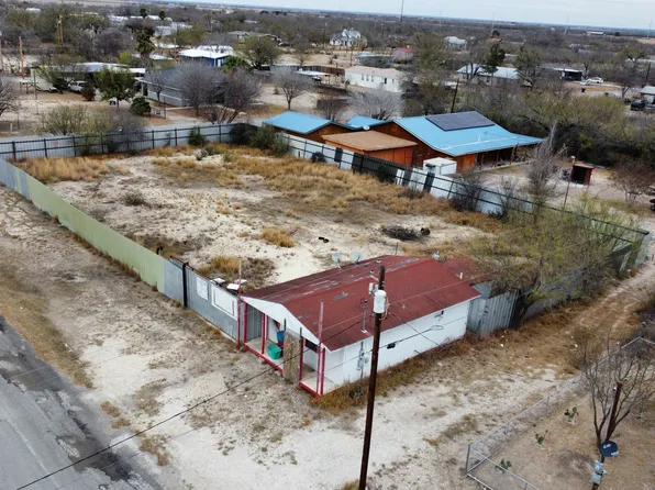 176 N TAYLOR ST, La Pryor, TX 78872