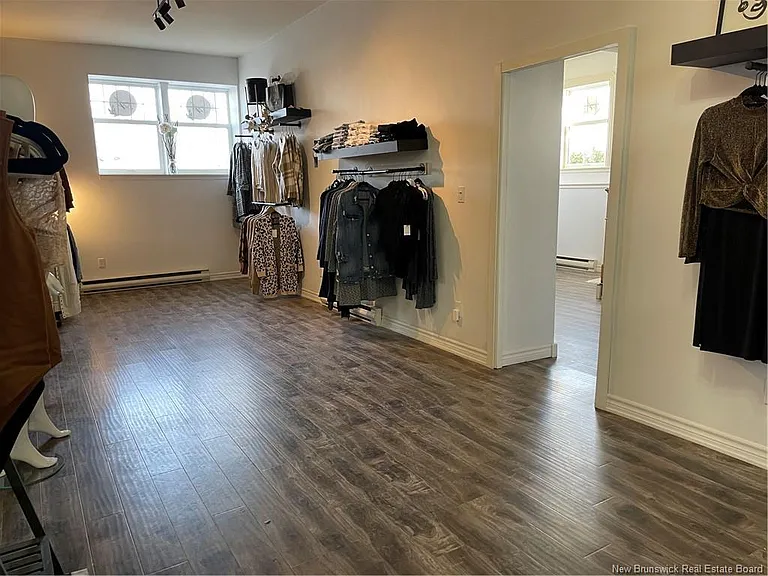 187 Botsford St — Photo 27