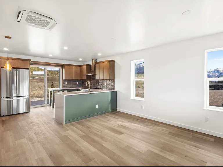 228 Redcliff Dr — Photo 2