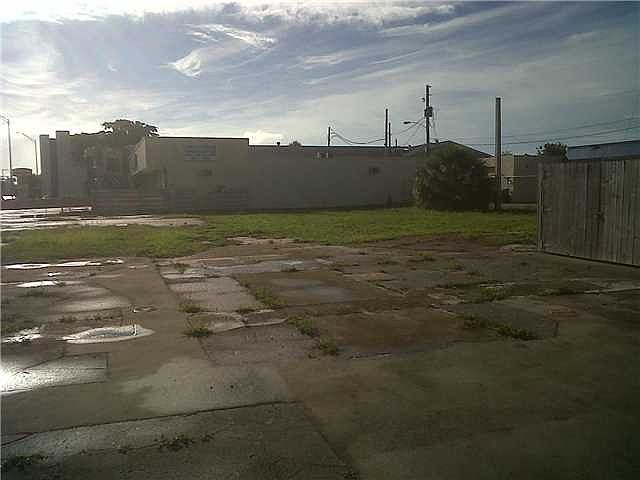 2nd image of 1048 E Oakland Park Blvd