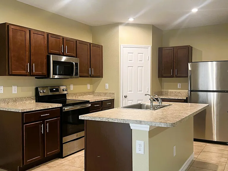 5234 Oakland Lake Cir — Photo 2