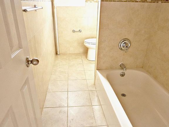 4th image of 1035 Washington Ave APT 6T