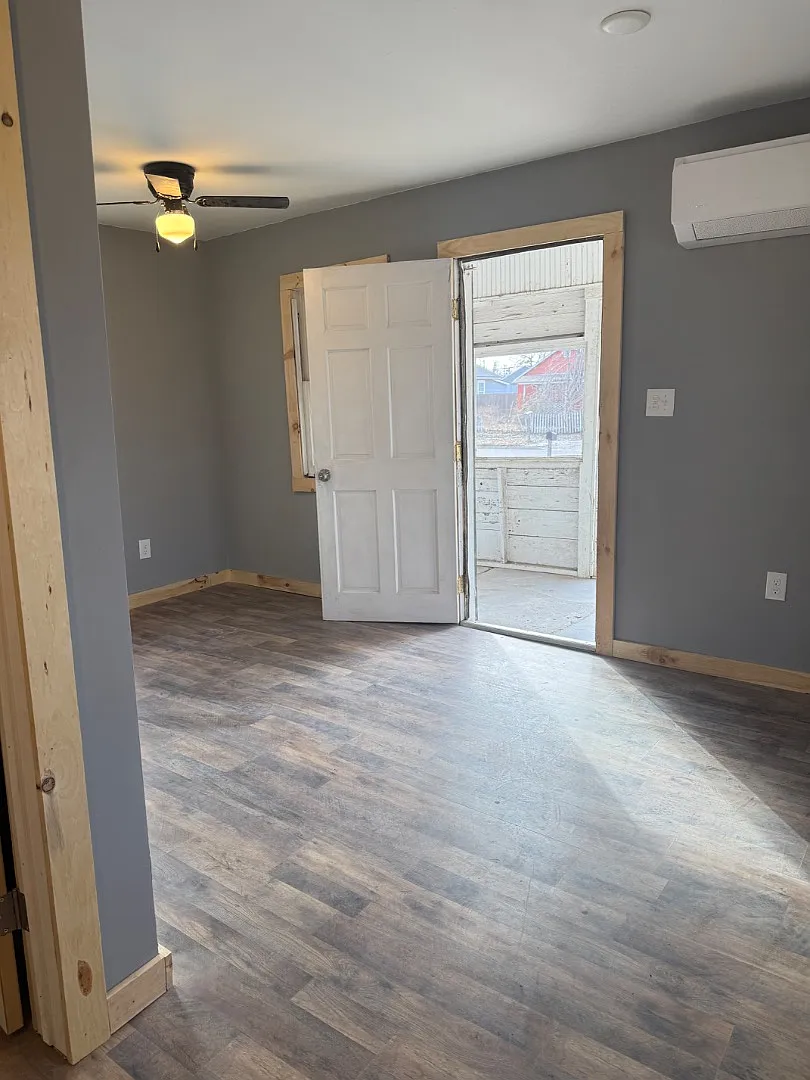 208 Osborne St — Photo 4
