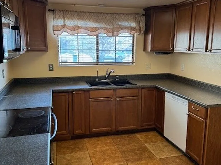 3512 Snowflake Ct — Photo 4