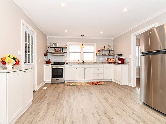 5th image of 922 Norwood Ave