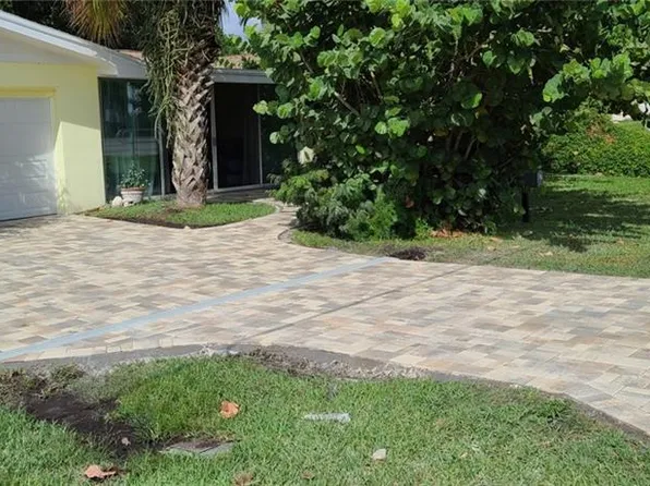 105 Causeway Blvd, Belleair Beach, FL 33786