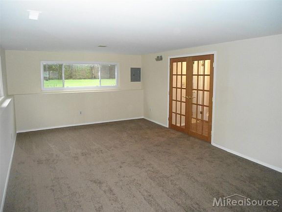 5th image of 39705 Parklawn Dr