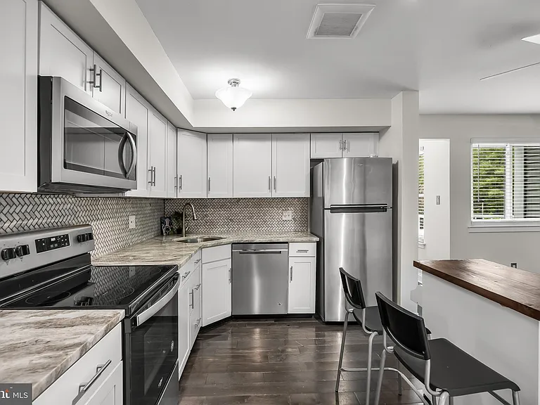 702 Abbey Ct — Photo 11
