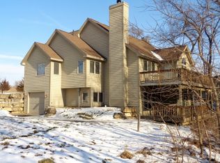 2 Colony Ct, Galena, IL 61036