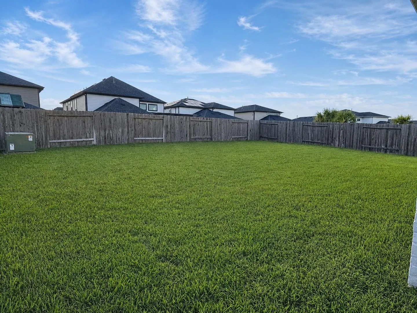 Inviting 4 Bed / 2.5 Bath Single-Story Home with Large Backyard and Patio in Gated Section of Tam... — Photo 4