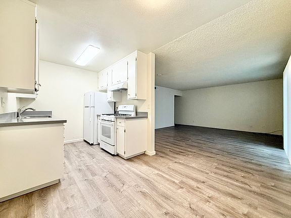 2nd image of 633 Stewart St APT 6