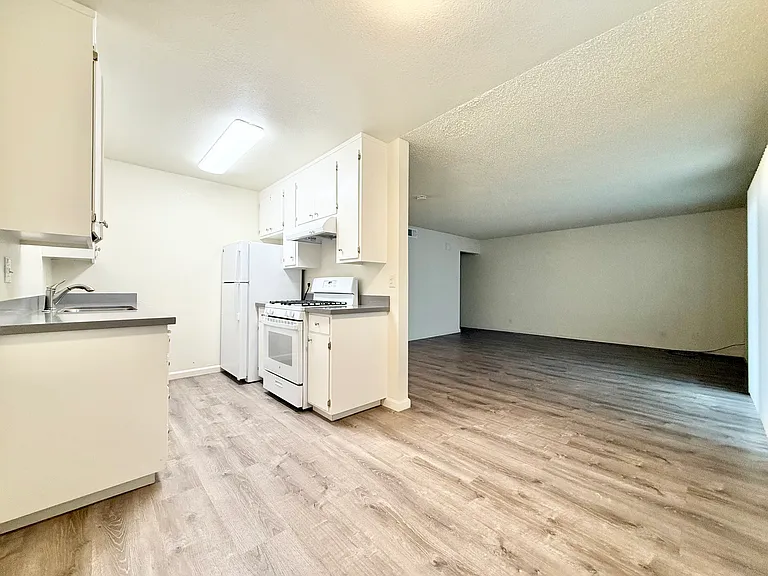 633 Stewart St #6 — Photo 2