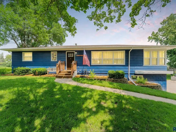 1304 Thresher Dr, Dell Rapids, SD 57022
