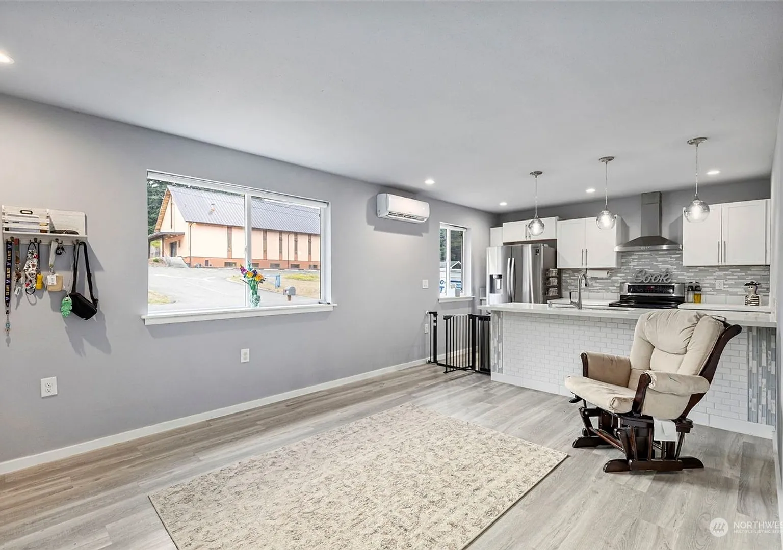 Open Concept 2BR 1 BA Bremerton Rambler — Photo 2