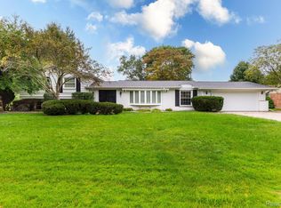 7066 Valleybrook Rd, West Bloomfield, MI 48322