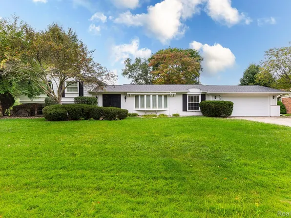 7066 Valleybrook Rd, West Bloomfield, MI 48322