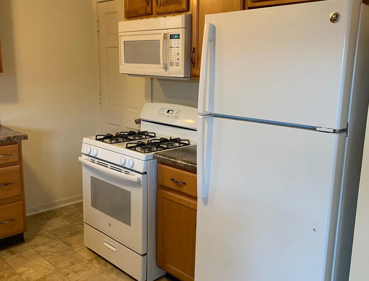 3 bed, 1.5 bath, 1110 sqft, $2,050 — Photo 2
